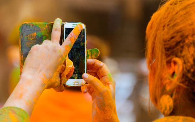 Happy Holi : होली के हुड़दंग में कहीं भीग न जाए आपका स्मार्टफोन, ऐसे बचाएं