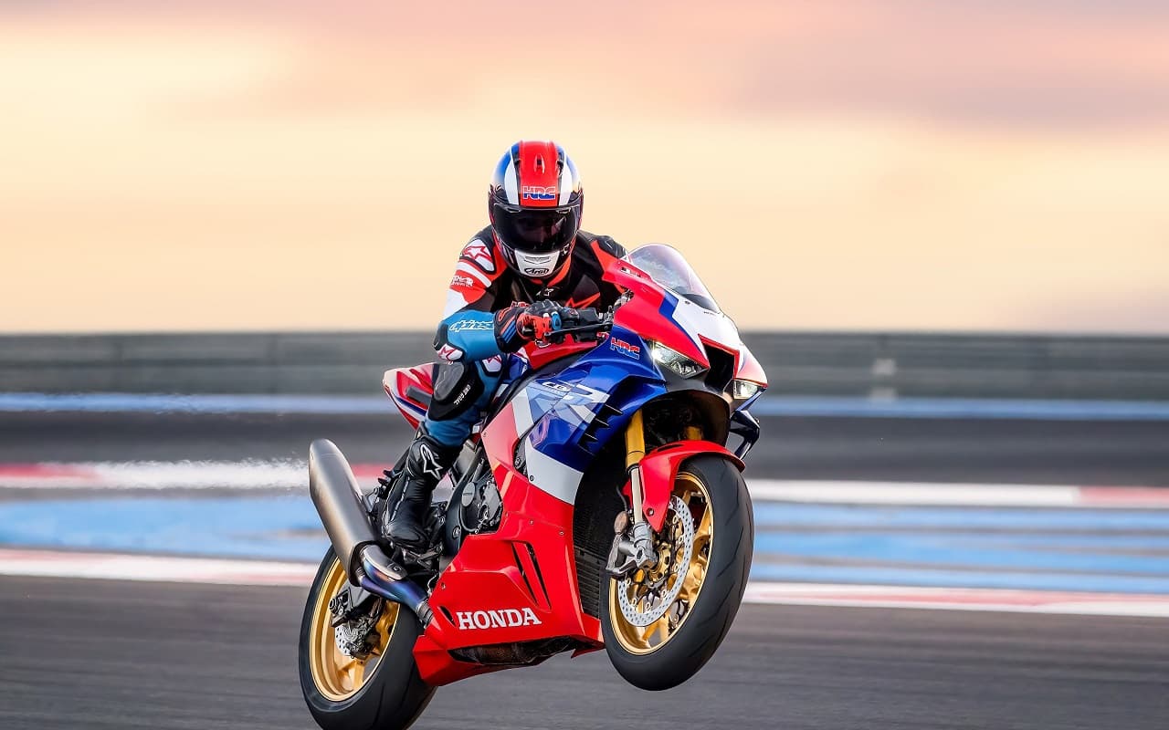Super Bikes जिनकी कीमत और पावर सुनकर आप भी रह जाएंगे दंग! Super Bikes जिनकी कीमत और पावर सुनकर आप भी रह जाएंगे दंग!