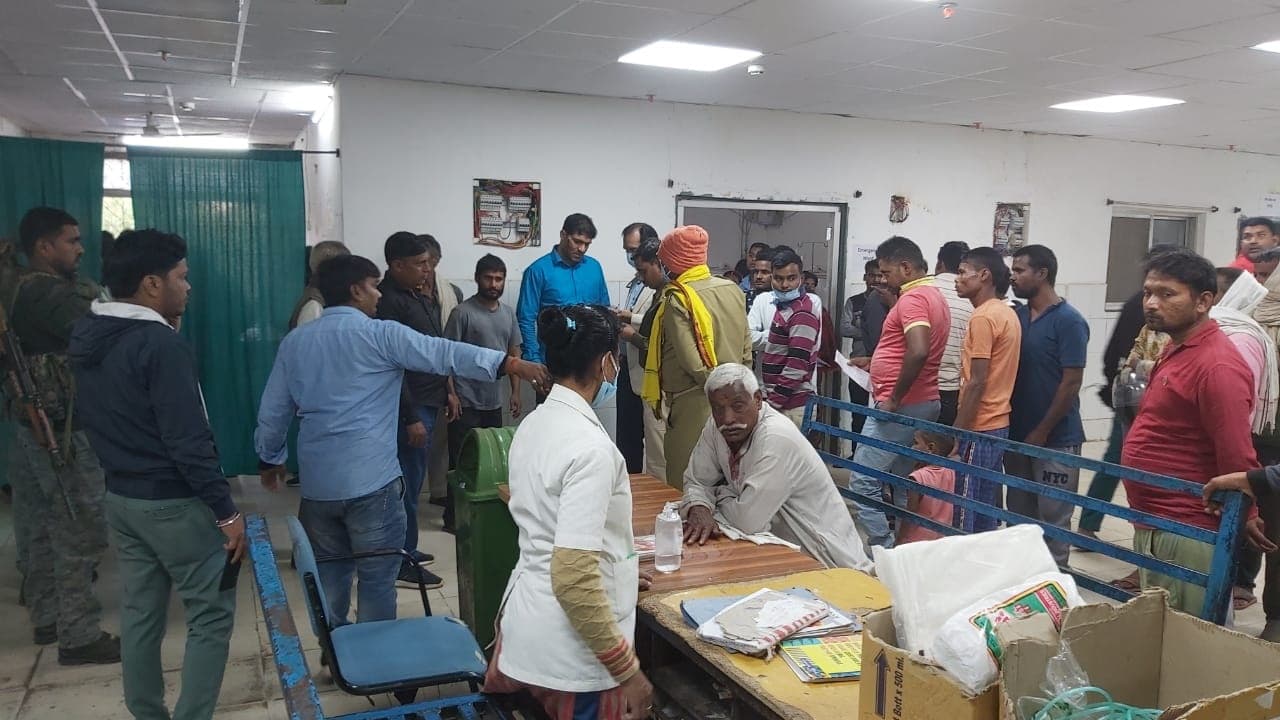 Jharkhand News : झारखंड के चैनपुर थाना में जोरदार धमाका से मची अफरा-तफरी, चार चौकीदार समेत पांच जख्मी Jharkhand News : झारखंड के चैनपुर थाना में जोरदार धमाका से मची अफरा-तफरी, चार चौकीदार समेत पांच जख्मी