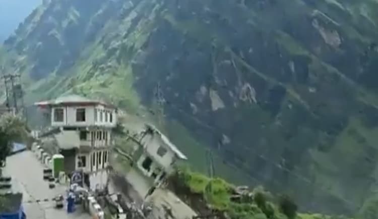 उत्तराखंड में होटल का एक हिस्सा ढहकर गहरी खाई में गिरा, देखें Video