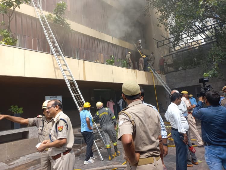 Fire In Hotel Levana: लेवाना होटल में फंसे गेस्ट्स ने बताया, हर कोने से उठ रहा था धुंआ, चीख रहे थे लोग