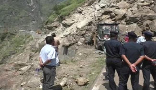 हिमाचल प्रदेश में फिर लैंड स्लाइड, टला बड़ा हादसा, नेशनल हाईवे पर यातायात प्रभावित