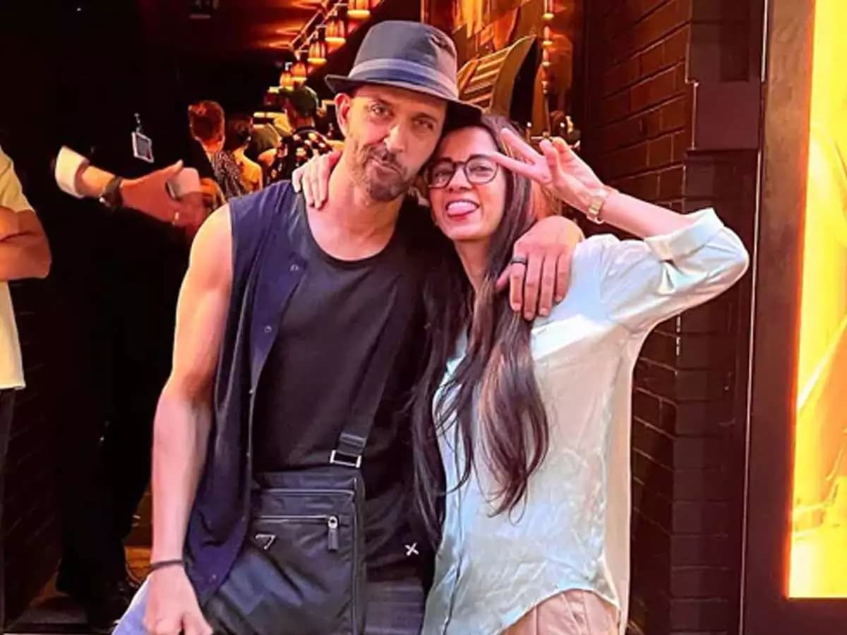 हाथों में हाथ डाले वेकेशन से वापस लौटे ऋतिक रोशन और सबा आजाद, वीडियो वायरल, फैंस बोले- नजर ना लगे हाथों में हाथ डाले वेकेशन से वापस लौटे ऋतिक रोशन और सबा आजाद, वीडियो वायरल, फैंस बोले- नजर ना लगे