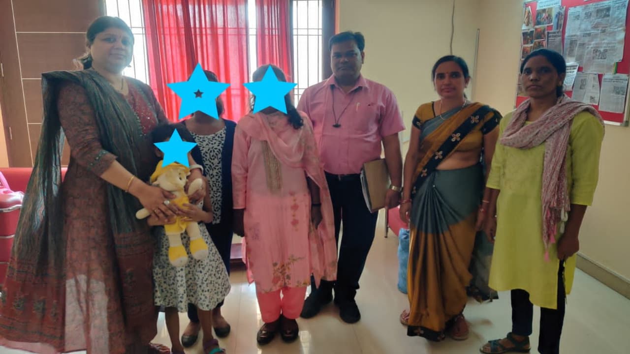 दिल्ली में अनाथ हुई पलामू की 4 साल की बच्ची और मानव तस्करी की शिकार लातेहार के 2 बच्चियों की सकुशल वापसी दिल्ली में अनाथ हुई पलामू की 4 साल की बच्ची और मानव तस्करी की शिकार लातेहार के 2 बच्चियों की सकुशल वापसी