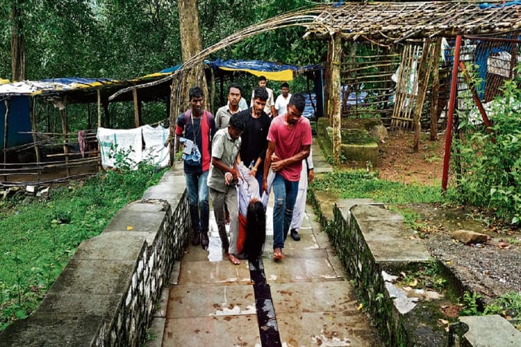 Jharkhand News: हुंडरू फॉल में बहा छात्र, छात्रा को पर्यटक मित्रों ने बचाया, ऐसे हुआ हादसा