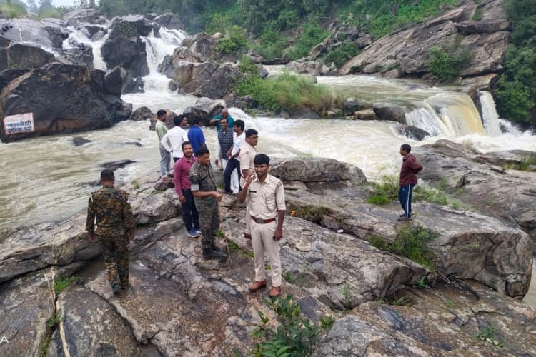 झारखंड: रांची के हुंडरू फॉल में बहा बिहार का युवक, देर शाम तक सुराग नहीं, पांच दोस्तों ने थाने में किया सरेंडर