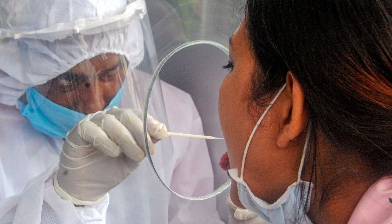 लापरवाही और सोशल डिस्टेन्सिंग का पालन नहीं करने के कारण समूह में कोरोना संक्रमित होने लगे हैं लोग