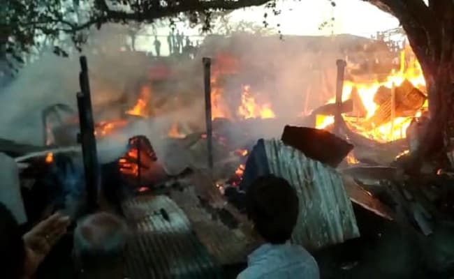 Bihar News: भागलपुर के नवगछिया में लकड़ी गोदामों में लगी भीषण आग, 50 लाख से अधिक की संपत्ति जलकर खाक Bihar News: भागलपुर के नवगछिया में लकड़ी गोदामों में लगी भीषण आग, 50 लाख से अधिक की संपत्ति जलकर खाक