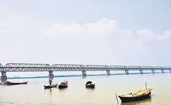 Bihar Flood: लगातार बारिश से बिहार की नदियां उफनायी, कई जिलों के तटवर्ती गांव डूबने के कगार पर पहुंचे Bihar Flood: लगातार बारिश से बिहार की नदियां उफनायी, कई जिलों के तटवर्ती गांव डूबने के कगार पर पहुंचे