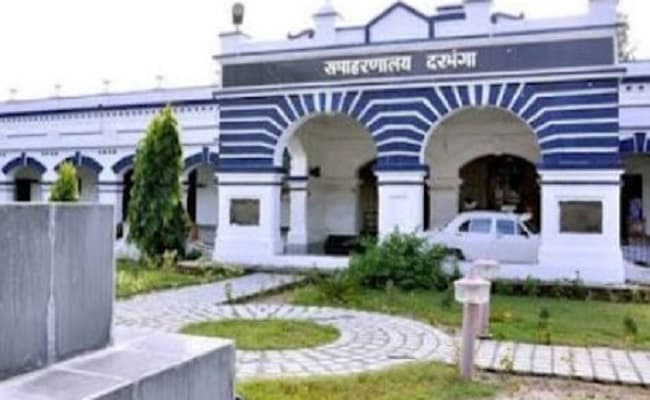 Bihar News: जांच करने दरभंगा समाहरणालय परिसर पहुंचे एसपी को मिली शराब की और बोतलें, 2 पुलिसकर्मी सस्पेंड