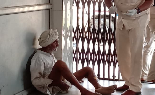 लापरवाही: मरीजों को फर्श पर बैठाकर किया जा रहा है इलाज