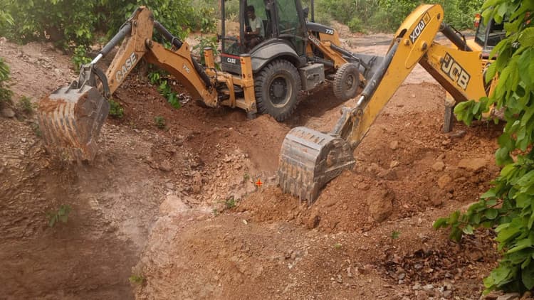 कोयला तस्करी के खिलाफ पुलिस की कार्रवाई, हजारीबाग के केरेडारी में अवैध खदान को भरा