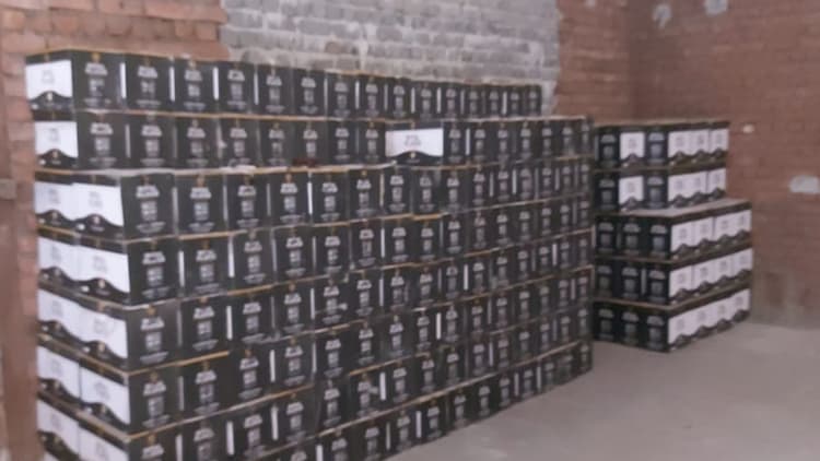 मुजफ्फरपुर में ढलाई वाली सड़क पर बने सीवरेज के अंदर छिपायी थी शराब,उत्पाद विभाग ने फिल्मी अंदाज में किया बरामद