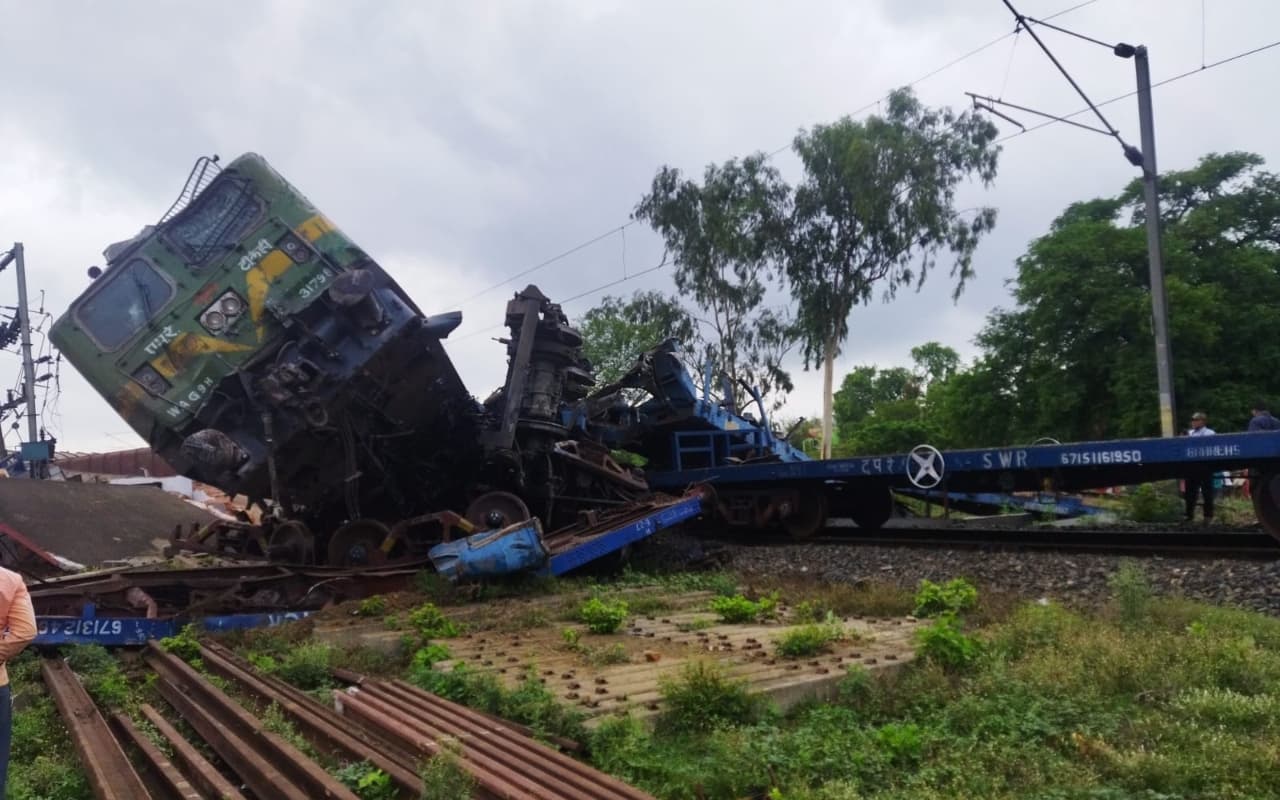 पश्चिम बंगाल में बड़ा ट्रेन हादसा, दो मालगाड़ियों की टक्कर से 12 डिब्बे बेपटरी, जानें अपडेट