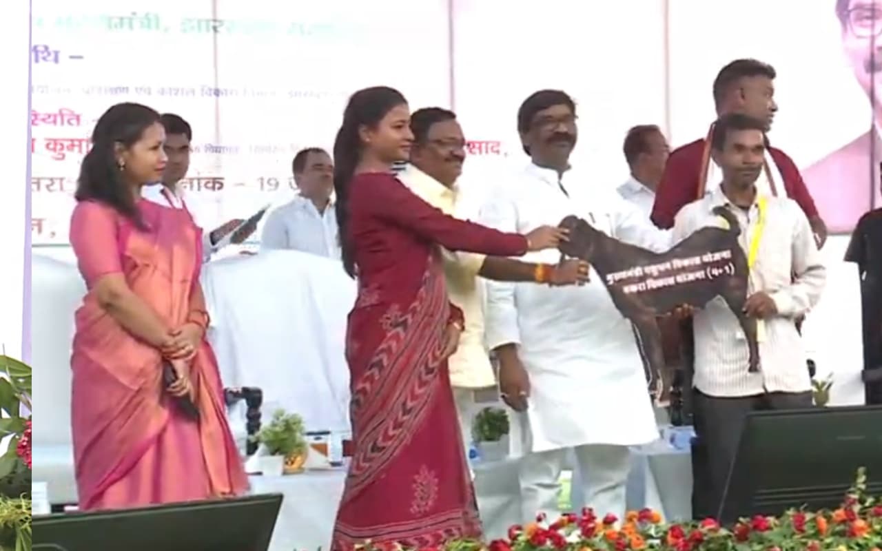 चतरा को CM हेमंत सोरेन की सौगात, 14 करोड़ की योजनाओं का उद्घाटन, 364 करोड़ की योजनाओं का शिलान्यास चतरा को CM हेमंत सोरेन की सौगात, 14 करोड़ की योजनाओं का उद्घाटन, 364 करोड़ की योजनाओं का शिलान्यास