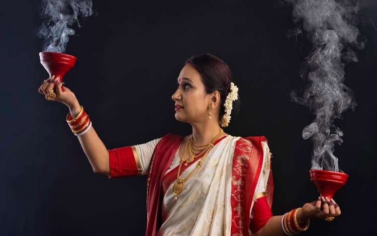 Durga Puja 2023: दुर्गा पूजा पर बंगाली महिलाएं क्यों पहनती हैं लाल पाड़ साड़ी, जानें