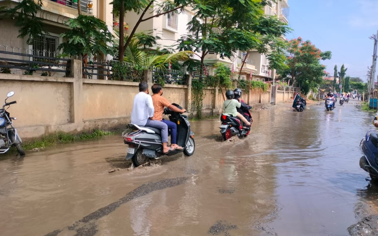 सड़क बनी तालाब, मानसून की बारिश ने खोली रिम्स और नगर निगम की पोल, देखें Video