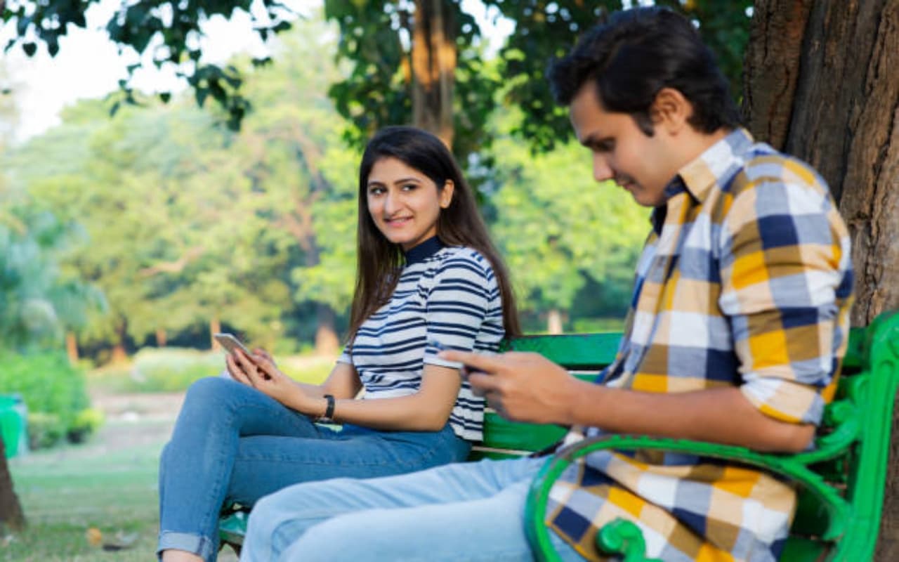 Relationships : जब चढ़ता है प्यार का बुखार, तब दिखते हैं ये लक्षण Relationships : जब चढ़ता है प्यार का बुखार, तब दिखते हैं ये लक्षण