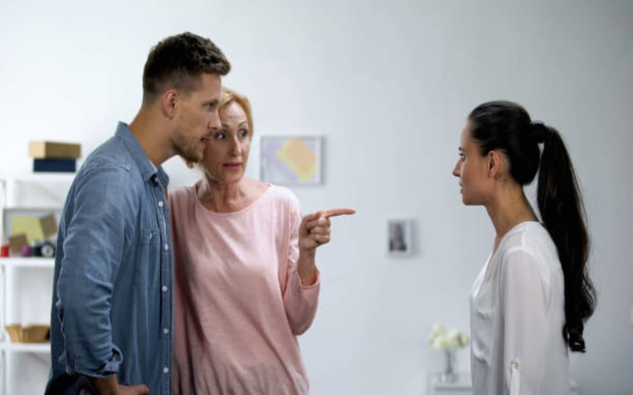 Relationship Tips : क्या ससुराल में खुश नहीं हैं आप, उलझे रिश्ते ऐसे सुलझाएं Relationship Tips : क्या ससुराल में खुश नहीं हैं आप, उलझे रिश्ते ऐसे सुलझाएं