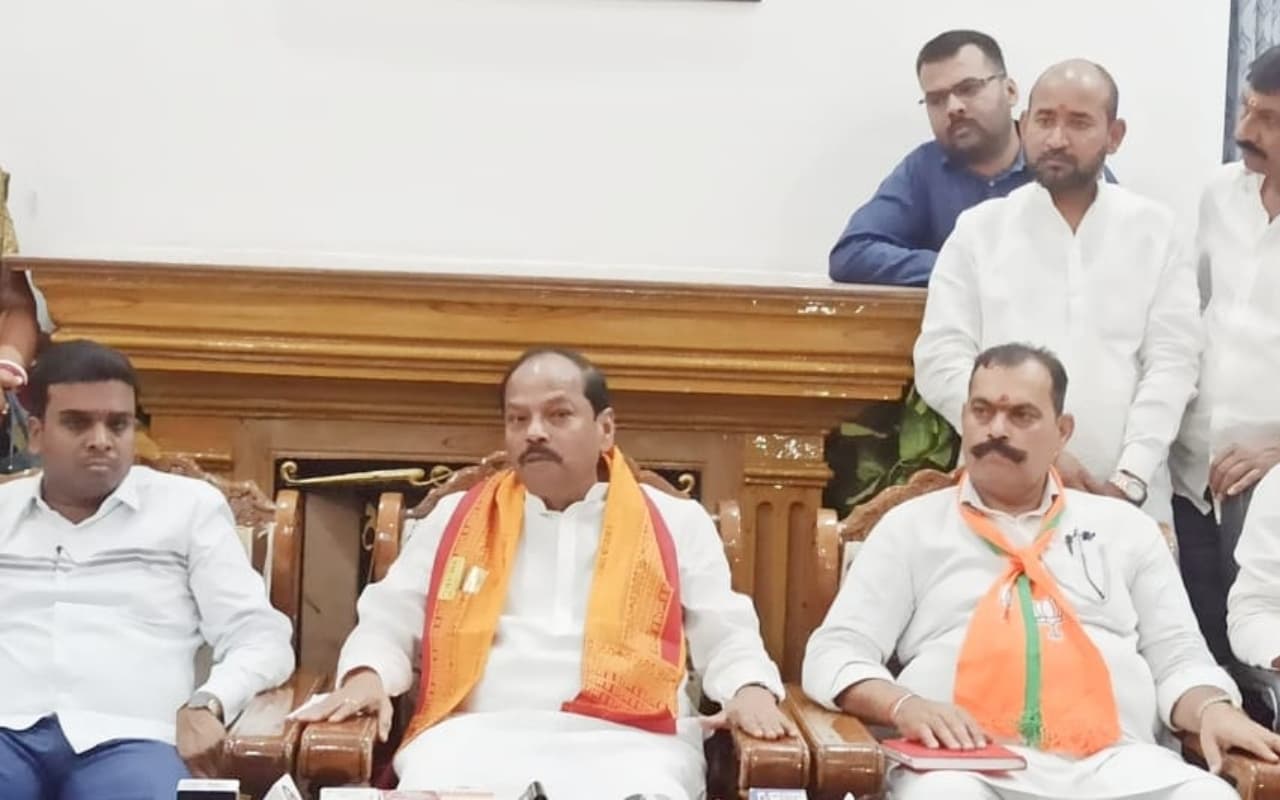 रघुवर दास ने हेमंत सोरेन पर किया जुबानी हमला, कहा- सरकार का मतलब सिर्फ ट्रांसफर पोस्टिंग नहीं