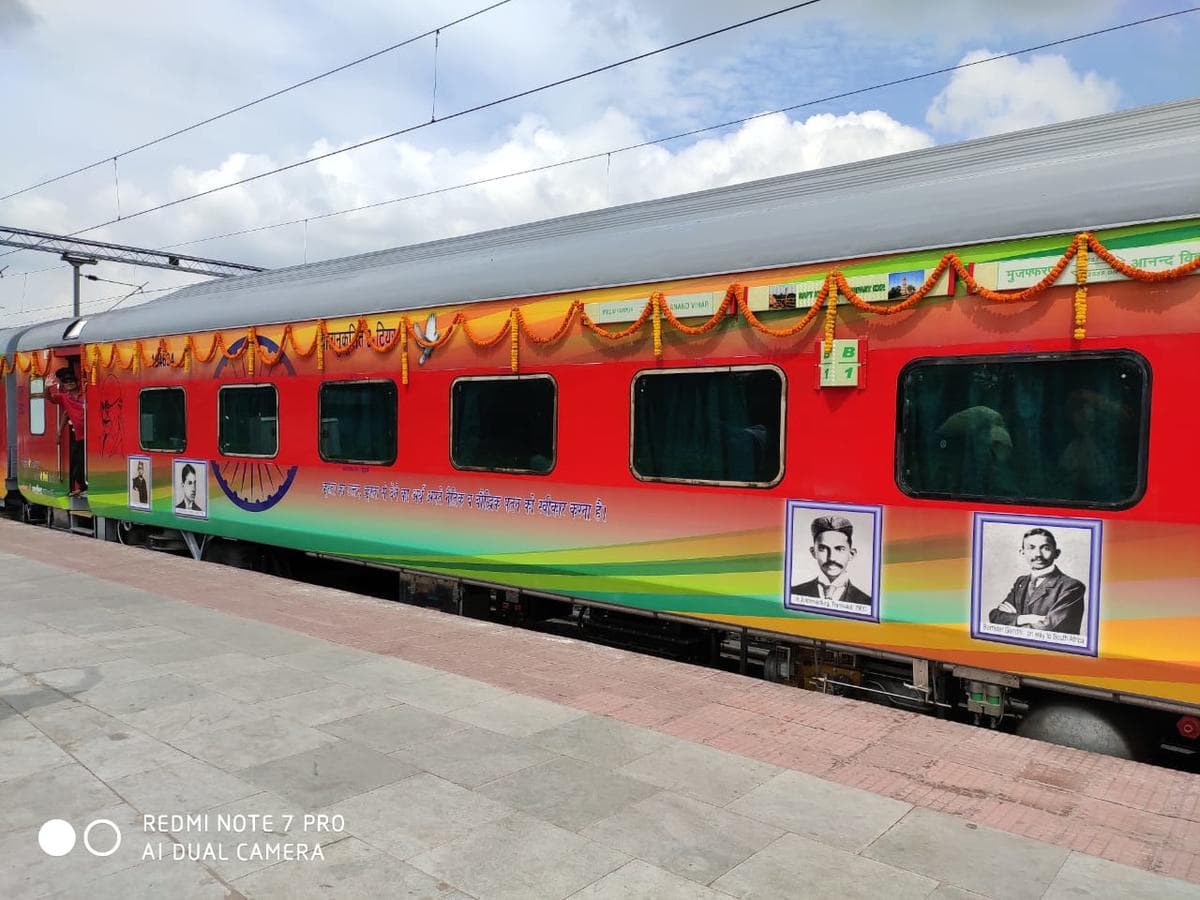 20 साल की हुई सप्तक्रांति सुपरफास्ट, ट्रेन को मिला लुक, केक काट कर दिखायी हरी झंडी