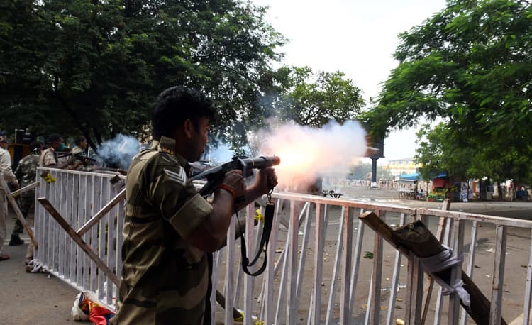 Jharkhand News: नौकरी नहीं दे सकते तो गोली मार दीजिये, रांची में सहायक पुलिसकर्मियों पर लाठीचार्ज के बाद बोले जवान, देखें Video