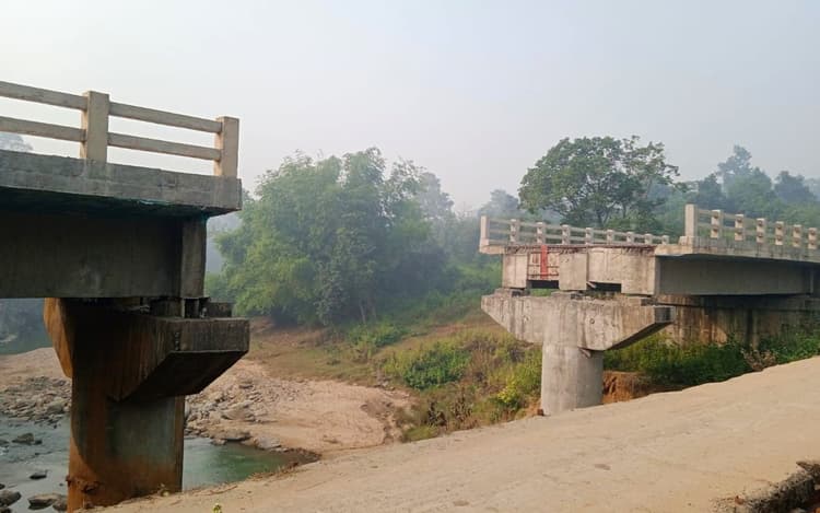 Jharkhand News: बोकारो-रामगढ़ को जोड़ने वाला पुल पांच साल बाद भी अधूरा