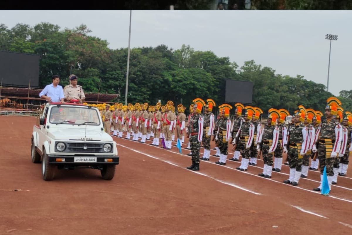 PHOTOS: स्वतंत्रता दिवस समारोह का फुल ड्रेस रिहर्सल, रांची के मोरहाबादी में डीआईजी व डीसी ने ली परेड की सलामी