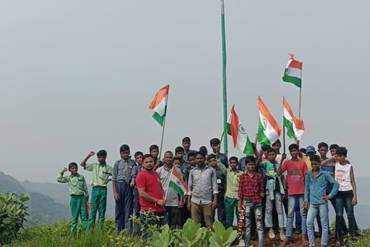झारखंड: 200 फीट ऊंचे पहाड़ की चोटी पर शान से फहरा तिरंगा, युवाओं की टोली ने ऐसे मनाया आजादी का जश्न