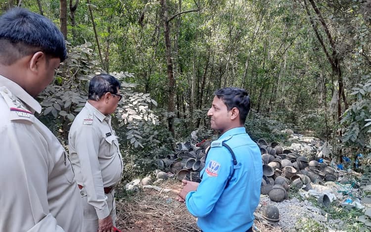 बंगाल में सेना के पुराने 'बुलेटप्रूफ' हेलमेट की तस्करी? जंगल में मिले सैकड़ों हेलमेट, जांच में जुटी पुलिस