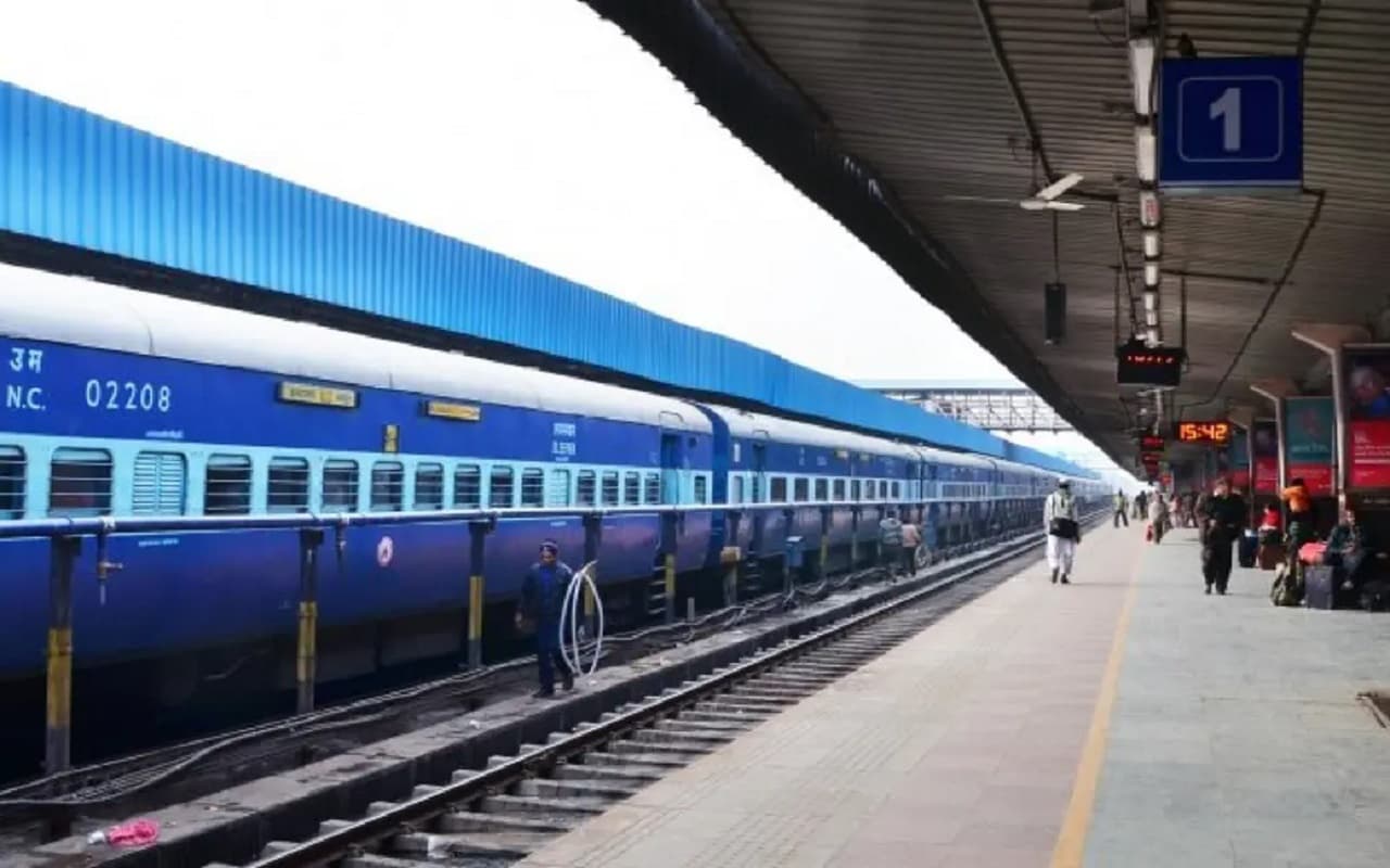 नेपाल घुमने गए कोलकाता के रिटायर्ड अधिकारी स्टेशन से गायब, पत्नी खा रही दर-दर की ठोकरें