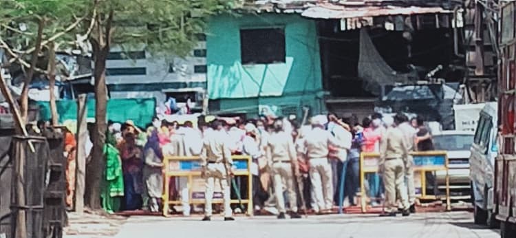 कहीं पुलिस टीम पर हमला तो कहीं डॉक्टरों पर थूक रहे लोग, कोरोना से लड़ाई में यह कैसी गंभीरता !