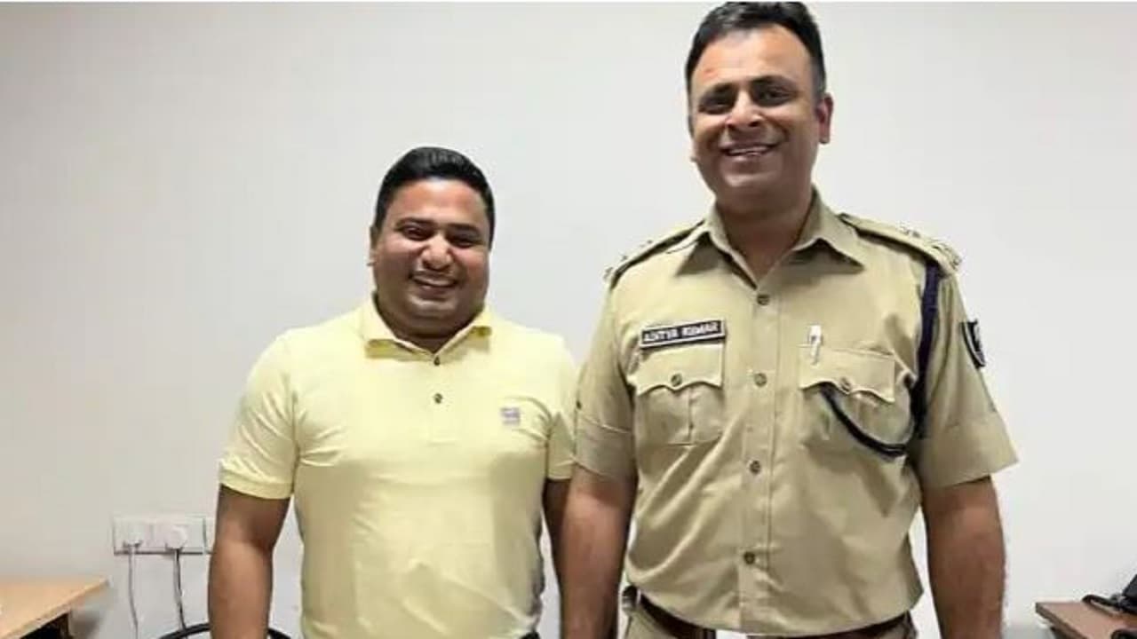 बिहार में IPS भी भाग रहे कानून के डर से, फरार आदित्य कुमार के खिलाफ कोर्ट ने जारी किया इश्तेहार बिहार में IPS भी भाग रहे कानून के डर से, फरार आदित्य कुमार के खिलाफ कोर्ट ने जारी किया इश्तेहार