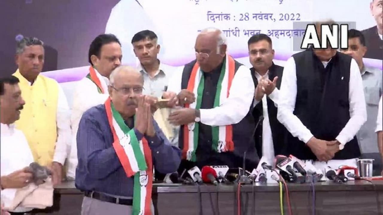 गुजरात चुनाव: खरगे की मौजूदगी में BJP के पूर्व मंत्री की कांग्रेस में एंट्री, टिकट कटने से थे नाराज गुजरात चुनाव: खरगे की मौजूदगी में BJP के पूर्व मंत्री की कांग्रेस में एंट्री, टिकट कटने से थे नाराज