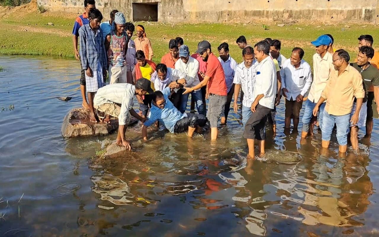 झारखंड: जामताड़ा विधायक डॉ इरफान अंसारी निरीक्षण के दौरान पानी में गिरे, हाथ फ्रैक्चर