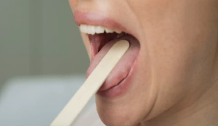 जीभ में खुजली हो और मुंह सूख रहा हो तो समझें हो गया कोरोना, ऐसे में घबराने की बजाए डॉक्टर से लें सलाह