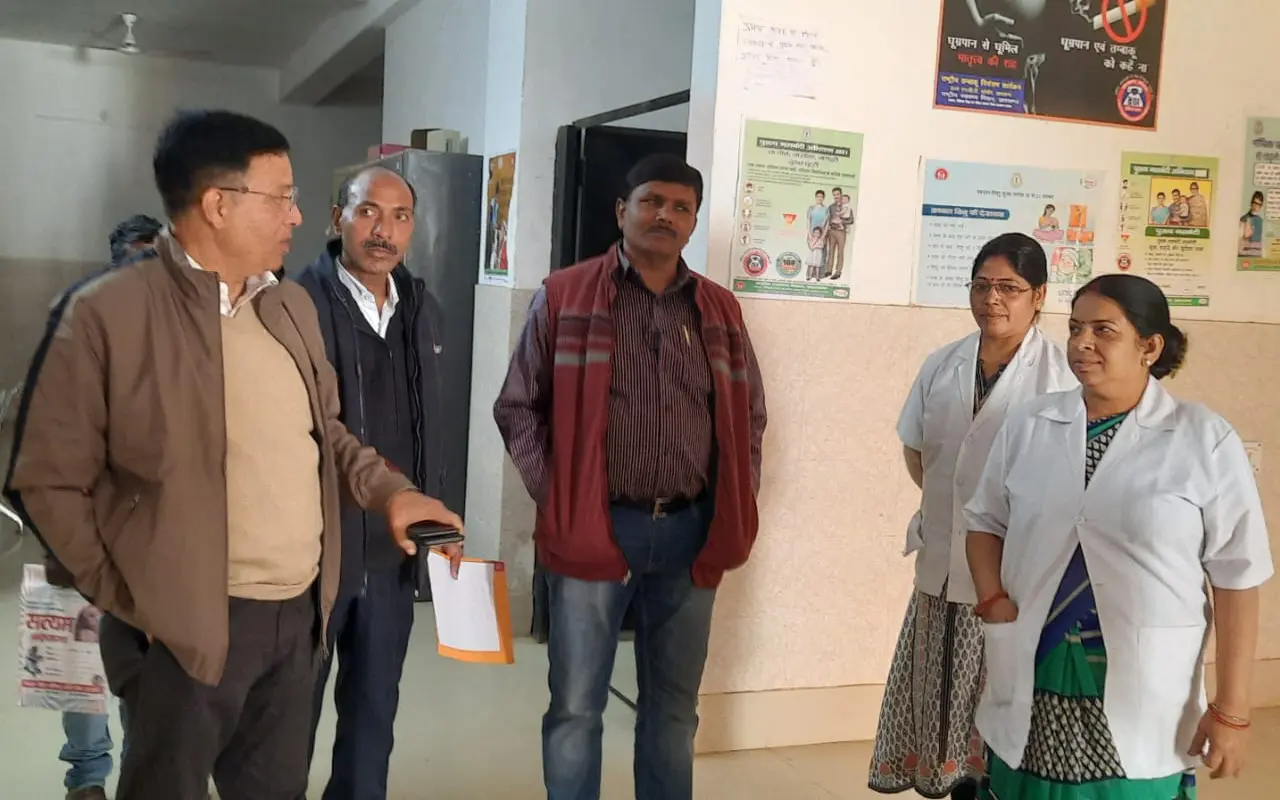 Jharkhand News: चतरा के इटखोरी CHC से डॉक्टर्स समेत कई कर्मी गायब, फार्मासिस्ट की जगह ANM देती है दवा