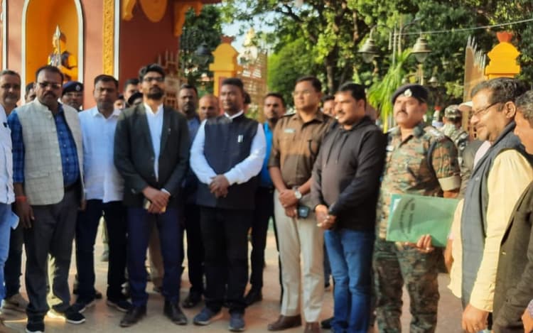 इटखोरी महोत्सव की तैयारियों का जायजा लेने पहुंचे झारखंड के मंत्री सत्यानंद भोक्ता, डीसी ने कही ये बात