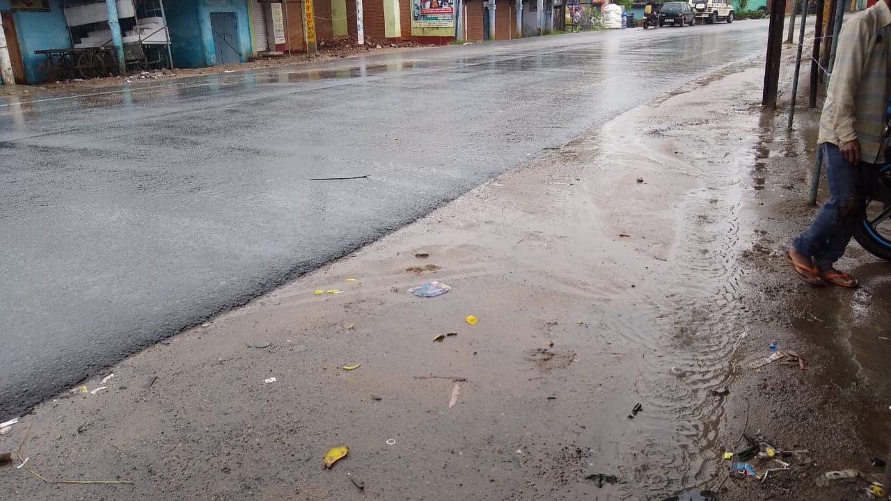 इटखोरी में हो रही लगातार बारिश, खेती में जुटे किसान, अनियमित बिजली आपूर्ति से लोग परेशान