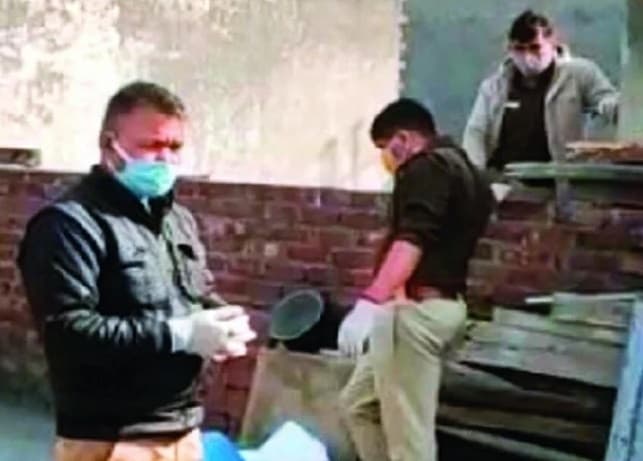 किरायेदार ने पत्नी की हत्या की, शव के टुकड़े कर पड़ोसी के छत पर छिपाया और कमरा खाली कर चला गया