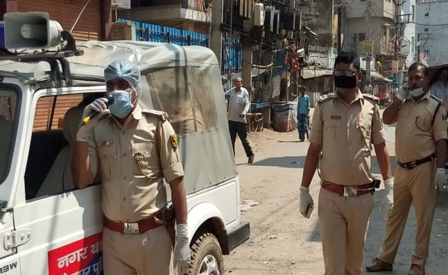 कोरोना से जंग: घूम-घूम कर निगरानी कर रहे हैं अधिकारी, कई दुकानें की गयी सील