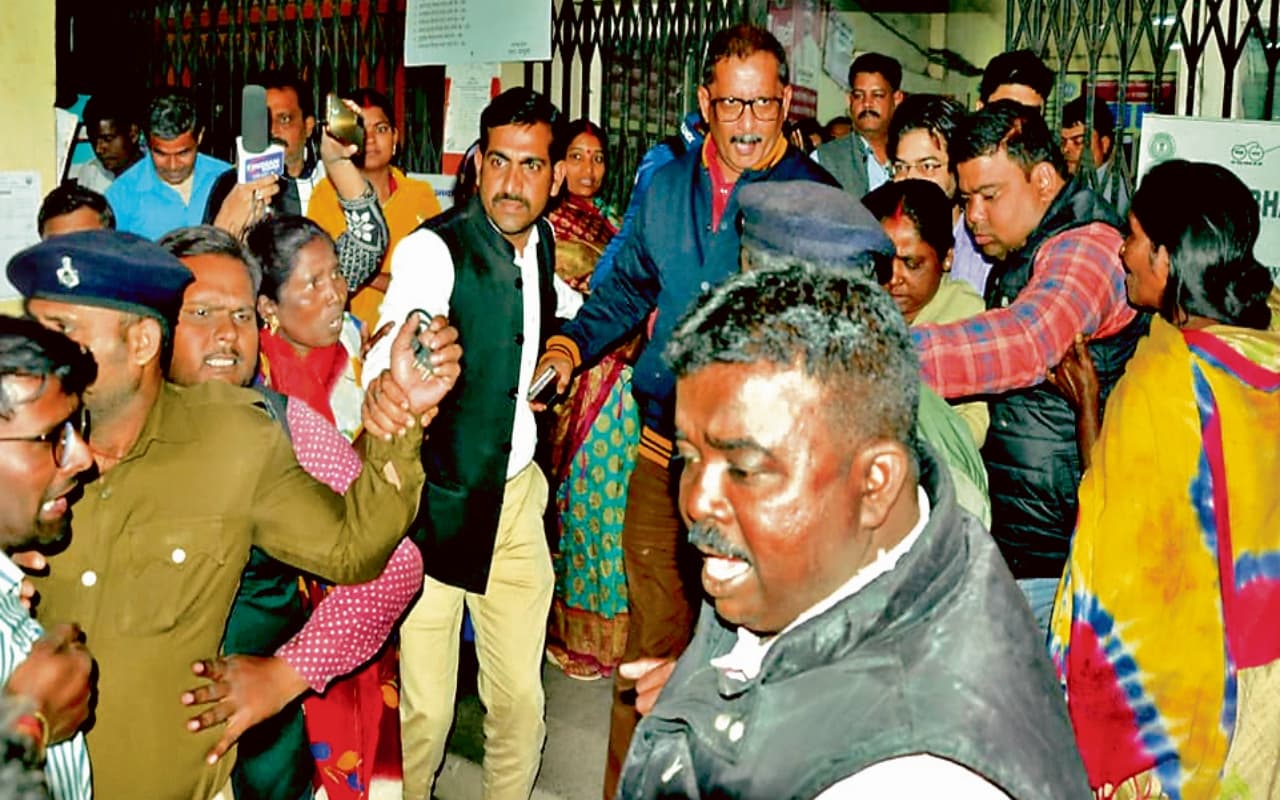 धनबाद में धरना दे रहे जमाडा कर्मियों के आश्रितों का सब्र टूटा, नगर आयुक्त को दिन भर बनाया बंधक