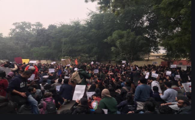 Delhi Violence : अदालत ने जामिया के छात्र की पुलिस हिरासत नौ दिन के लिए बढ़ाई