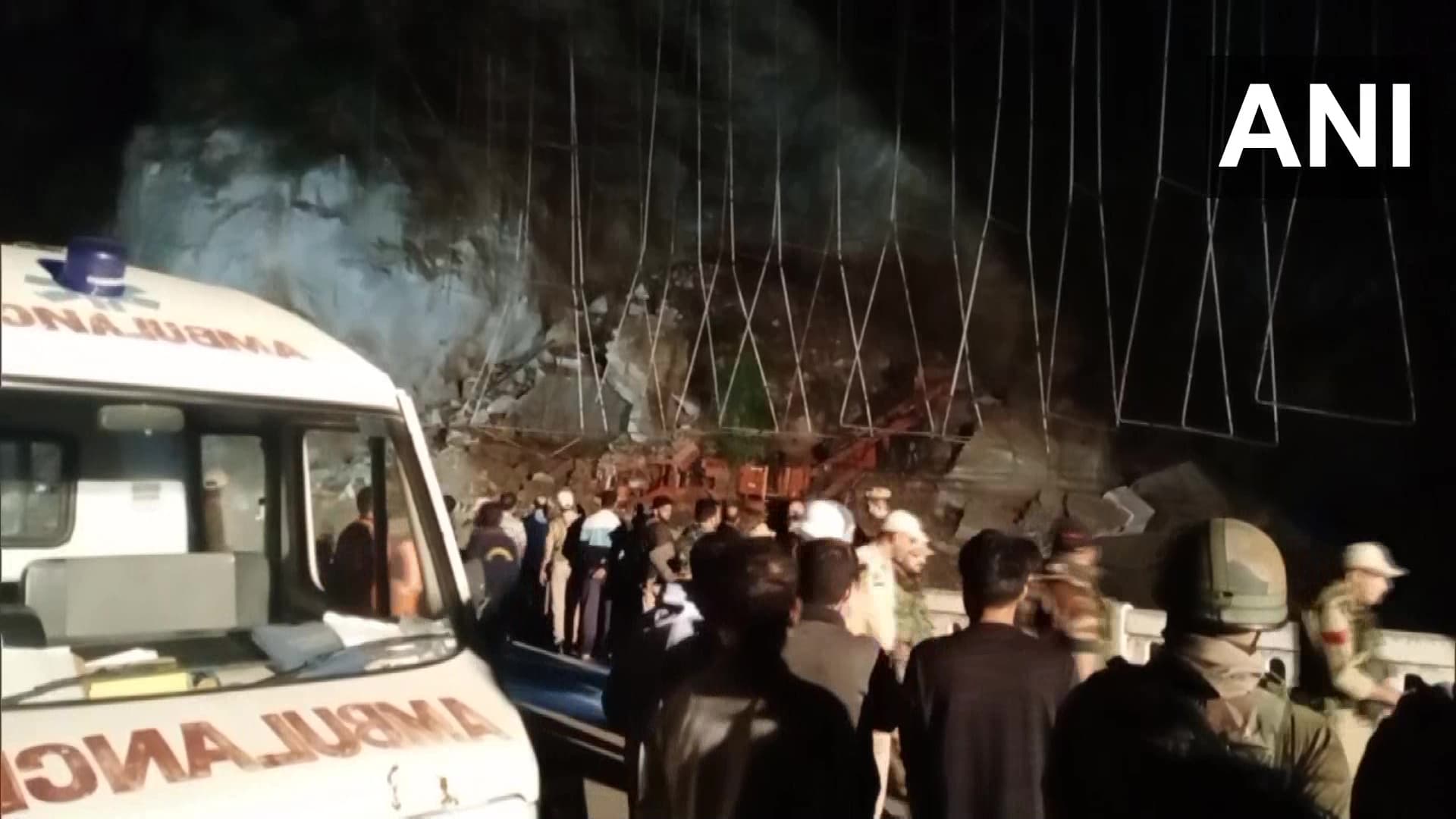 Jammu Kashmir: जम्मू-श्रीनगर हाईवे पर बड़ा हादसा, टनल ढहने से कई लोग फंसे, राहत और बचाव जारी