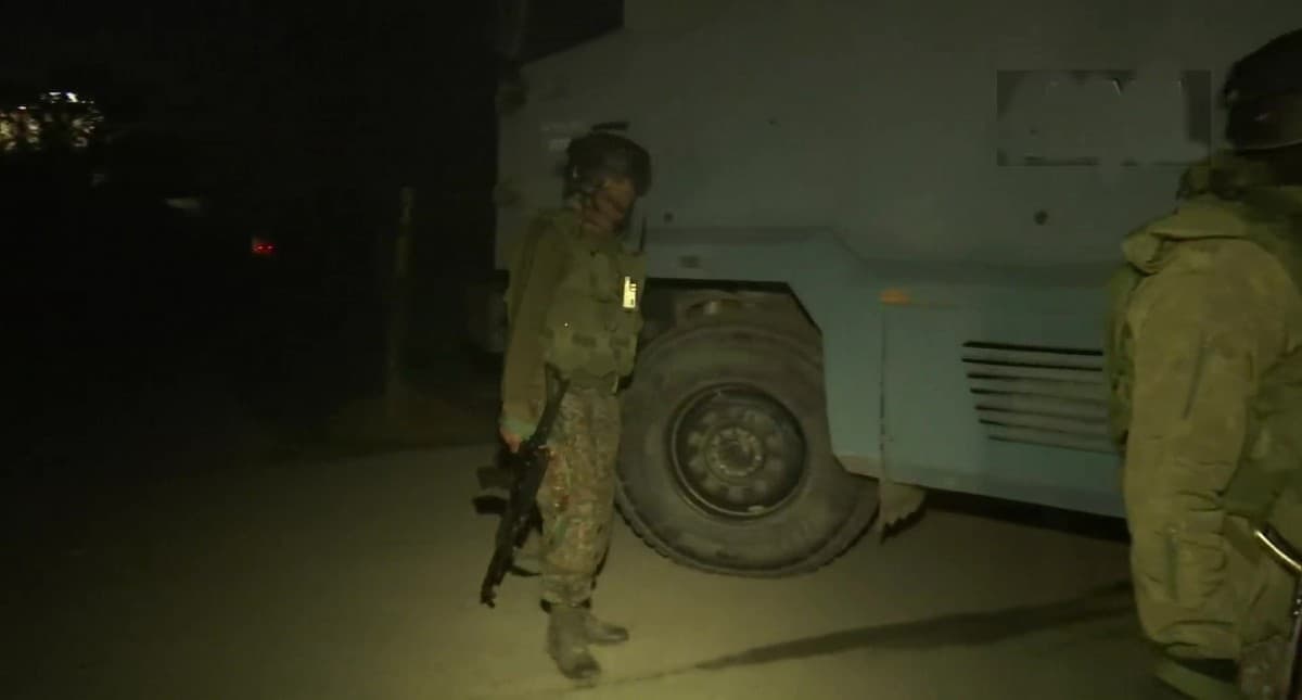 जम्मू-कश्मीर में सुरक्षाबलों के साथ मुठभेड़ में दो आतंकी ढेर