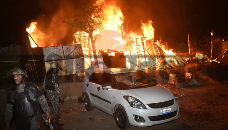 PHOTO: देर रात जल उठा जमशेदपुर, कदमा में पत्थरबाजी, आगजनी और फायरिंग के बाद निषेधाज्ञा