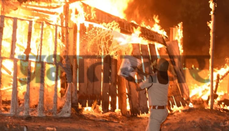 जमशेदपुर में हिंसा के बाद तनाव, सरकारी अधिकारियों की छुट्टियां रद्द, सभी बीडीओ-सीओ को किया गया अलर्ट