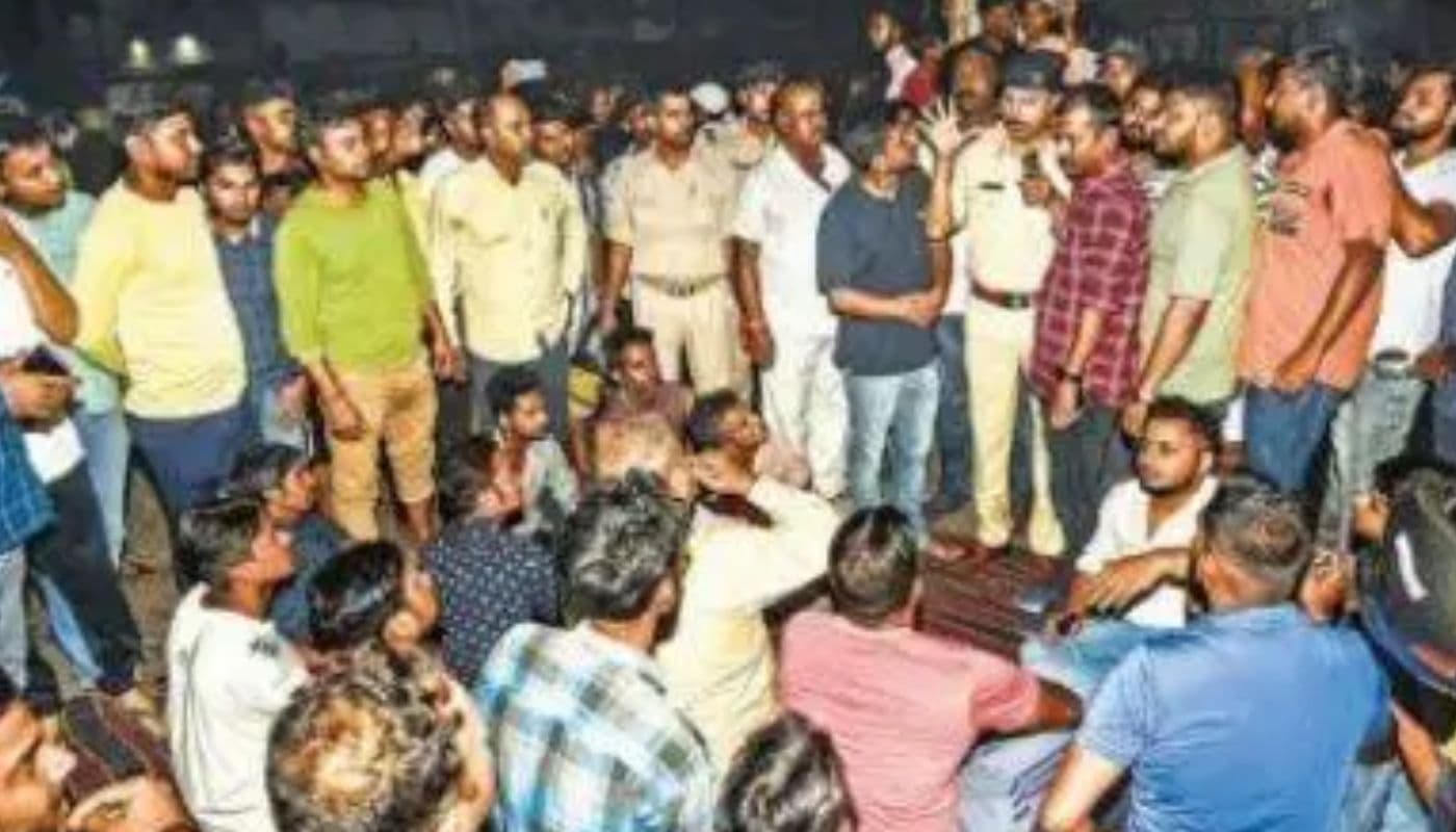 झारखंड : झंडा के बांस में आपत्तिजनक वस्तु बांधे जाने पर हंगामा, जमशेदपुर के कदमा में तनाव, पुलिस फोर्स तैनात झारखंड : झंडा के बांस में आपत्तिजनक वस्तु बांधे जाने पर हंगामा, जमशेदपुर के कदमा में तनाव, पुलिस फोर्स तैनात