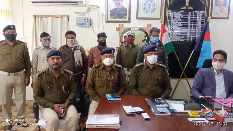 Jharkhand News: बिजली का तार चोरी करने वाले 3 आरोपी अरेस्ट, देवघर में छापामारी कर जामताड़ा पुलिस ने दबोचा