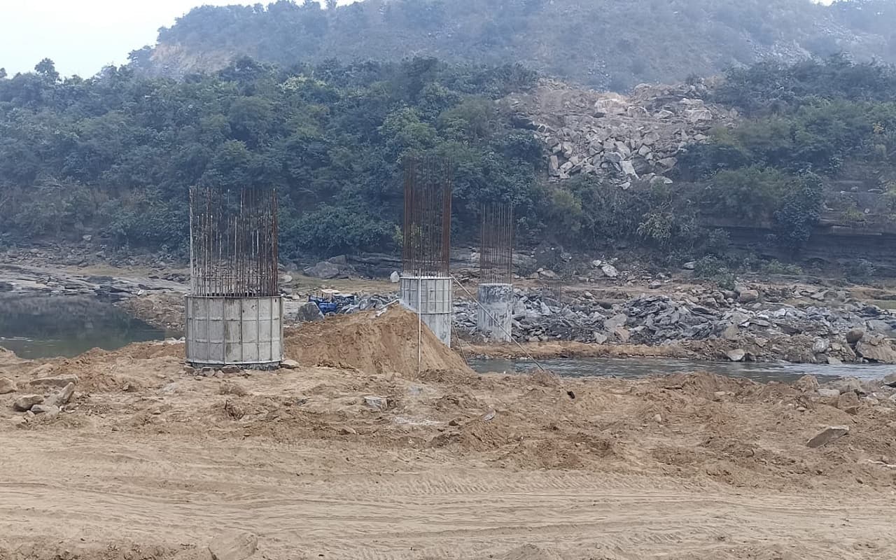 Jharkhand News: धनबाद में जमुनिया नदी पर बन रहे पुल के निर्माण कार्य पर रोक, वन विभाग ने जतायी आपत्ति